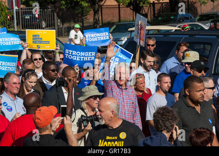 Detroit, Michigan, USA. 05. Sep, 2016. Ex-Präsident Bill Clinton marschiert in Detroit Labor Day Parade, Kampagnen für seine Frau Hillary. Bildnachweis: Jim West/Alamy Live-Nachrichten Stockfoto