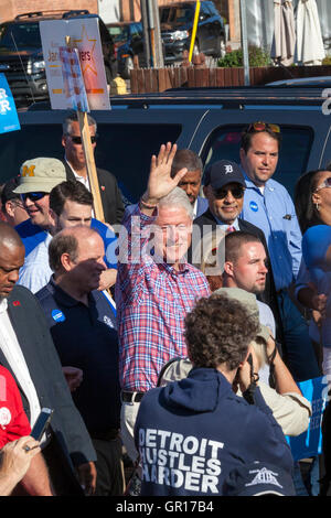 Detroit, Michigan, USA. 05. Sep, 2016. Ex-Präsident Bill Clinton marschiert in Detroit Labor Day Parade, Kampagnen für seine Frau Hillary. Bildnachweis: Jim West/Alamy Live-Nachrichten Stockfoto