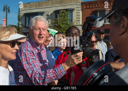 Detroit, Michigan, USA. 05. Sep, 2016. Ex-Präsident Bill Clinton hält ein Fotograf Nikon beim marschieren in Detroit Labor Day Parade, Kampagnen für seine Frau Hillary. Bildnachweis: Jim West/Alamy Live-Nachrichten Stockfoto