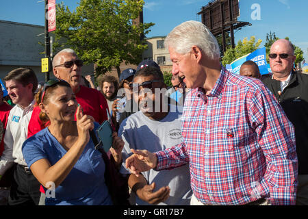 Detroit, Michigan, USA. 05. Sep, 2016. Ex-Präsident Bill Clinton marschiert in Detroit Labor Day Parade, Kampagnen für seine Frau Hillary. Bildnachweis: Jim West/Alamy Live-Nachrichten Stockfoto