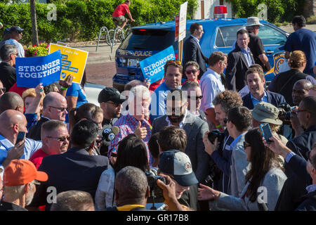 Detroit, Michigan, USA. 05. Sep, 2016. Ex-Präsident Bill Clinton marschiert in Detroit Labor Day Parade, Kampagnen für seine Frau Hillary. Bildnachweis: Jim West/Alamy Live-Nachrichten Stockfoto