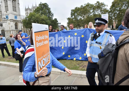 Parliament Square, London, UK. 5. September 2016. Proteste für und gegen Brexit außerhalb des Parlaments beim MPs Debatte. Stockfoto