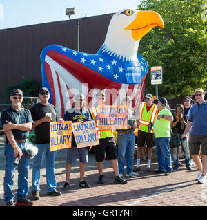 Detroit, Michigan, USA. 05. Sep, 2016. Mitglieder der Union Arbeiter Kampagne für Hillary Clinton bei Detroits Labor Day Parade. Bildnachweis: Jim West/Alamy Live-Nachrichten Stockfoto