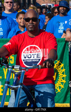 Detroit, Michigan, USA. 05. Sep, 2016. Mitglieder der United Auto Workers, marschieren in der Labor-Day-Parade, Union Mitglieder auffordern, erweisen sich um bei der Präsidentschaftswahl 2016 zu stimmen. Bildnachweis: Jim West/Alamy Live-Nachrichten Stockfoto