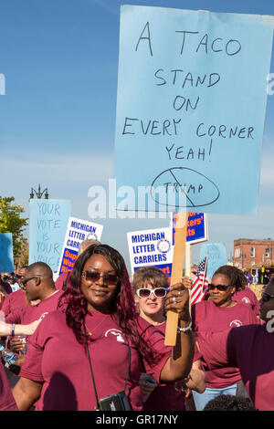 Detroit, Michigan, USA. 05. Sep, 2016. Gewerkschaftsmitglieder Kampagne für Hillary Clinton in Detroit Labor Day Parade. Ein Verbandsmitglied Brief Träger mag die Anregung von Donald Trump Unterstützer, die an jeder Ecke einen Tacostand bald dort sein könnte. Bildnachweis: Jim West/Alamy Live-Nachrichten Stockfoto