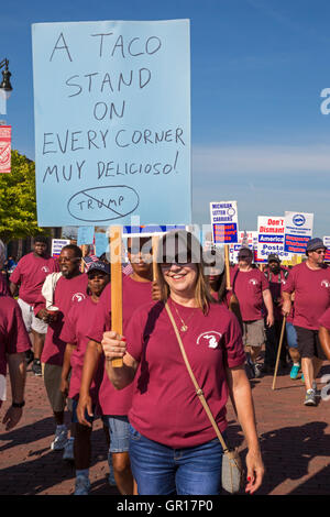 Detroit, Michigan, USA. 05. Sep, 2016. Gewerkschaftsmitglieder Kampagne für Hillary Clinton in Detroit Labor Day Parade. Ein Verbandsmitglied Brief Träger mag die Anregung von Donald Trump Unterstützer, die an jeder Ecke einen Tacostand bald dort sein könnte. Bildnachweis: Jim West/Alamy Live-Nachrichten Stockfoto