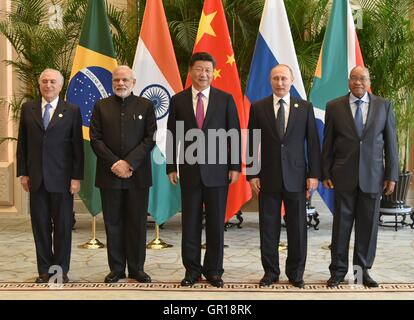 Hangzhou, China. 5. September 2016. Zentrum steht mit chinesischen Staatspräsidenten Xi Jinping: von links nach rechts: brasilianische Interm Präsident Michel Temer, indische Premierminister Narendra Modi, der russische Präsident Vladimir Putin und Südafrikas Präsident Jacob Zuma für eine Gruppe Foto während der BRICS-Führer treffen am Rande des G20-Gipfels 4. September 2016 in Hangzhou, China. Bildnachweis: Planetpix/Alamy Live-Nachrichten Stockfoto