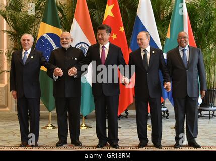 Hangzhou, China. 5. September 2016. Zentrum steht mit chinesischen Staatspräsidenten Xi Jinping: von links nach rechts: brasilianische Interm Präsident Michel Temer, indische Premierminister Narendra Modi, der russische Präsident Vladimir Putin und Südafrikas Präsident Jacob Zuma für eine Gruppe Foto während der BRICS-Führer treffen am Rande des G20-Gipfels 4. September 2016 in Hangzhou, China. Bildnachweis: Planetpix/Alamy Live-Nachrichten Stockfoto