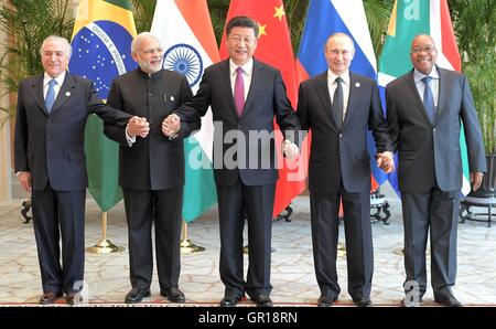 Hangzhou, China. 5. September 2016. Zentrum steht mit chinesischen Staatspräsidenten Xi Jinping: von links nach rechts: brasilianische Interm Präsident Michel Temer, indische Premierminister Narendra Modi, der russische Präsident Vladimir Putin und Südafrikas Präsident Jacob Zuma für eine Gruppe Foto während der BRICS-Führer treffen am Rande des G20-Gipfels 4. September 2016 in Hangzhou, China. Bildnachweis: Planetpix/Alamy Live-Nachrichten Stockfoto