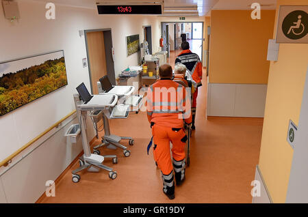 Datei - Datei Bild datiert 16. Februar 2016 zeigt Ambulance Service Personal schieben eine Person auf einer Bahre auf einem Korridor in der Notaufnahme des Krankenhauses in Braunschweig, Deutschland. FOTO: HOLGER HOLLEMANN/DPA Stockfoto