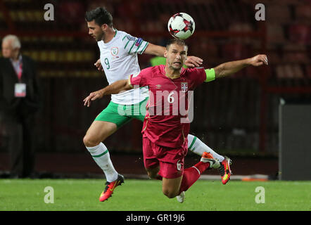 Belgrad, Serbien. 5. Sep, 2016. Serbiens Branislav Ivanovic (R) wetteifert mit Republik von Irland Shane Long während der WM 2018 Qualifikation Fußballspiels in Belgrad, Serbien, am 5. September 2016. Das Spiel endete mit einem 2: 2-Unentschieden. © Predrag Milosavljevic/Xinhua/Alamy Live-Nachrichten Stockfoto