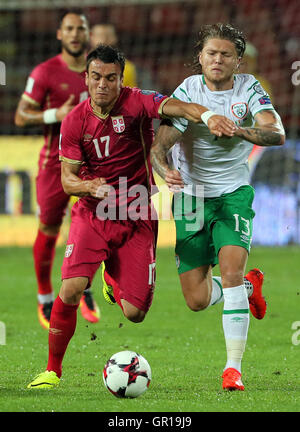 Belgrad, Serbien. 5. Sep, 2016. Serbiens Filip Kostic (L) wetteifert mit Republik von Irland Jeff Hendrick während der WM 2018 Fußball-Qualifikationsspiel zwischen Serbien und der Republik Irland in Belgrad, Serbien, am 5. September 2016. Das Spiel endete mit einem 2: 2-Unentschieden. © Predrag Milosavljevic/Xinhua/Alamy Live-Nachrichten Stockfoto