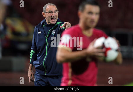 Belgrad, Serbien. 5. Sep, 2016. Republik Irland Trainer Martin O'Neill (L) Gesten während der WM 2018 Fußball Qualifikation zwischen Serbien und der Republik Irland in Belgrad, Serbien, am 5. September 2016 übereinstimmen. Das Spiel endete mit einem 2: 2-Unentschieden. © Predrag Milosavljevic/Xinhua/Alamy Live-Nachrichten Stockfoto