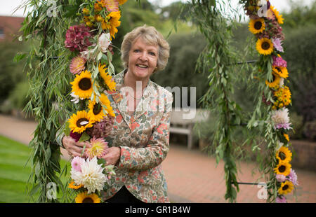 Britische TV-Schauspielerin Penelope Keith öffnet die RHS Wisley Blumenschau am RHS Garden Wisley, Surrey, UK, 6. September 2016 Stockfoto