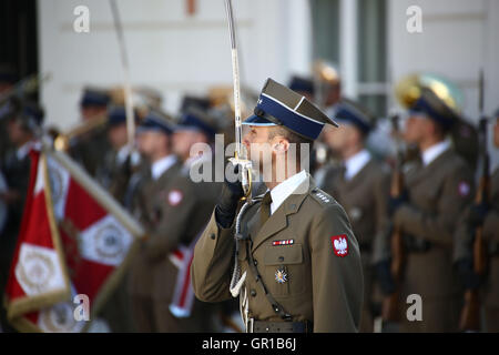 Polen, Warschau, 6. September 2016: Präsident Andrzej Duda Palästinenserpräsident Mahmoud Abbas mit militärischen Ehren zu offiziellen Besuch empfangen. Bildnachweis: Jake Ratz/Alamy Live-Nachrichten Stockfoto