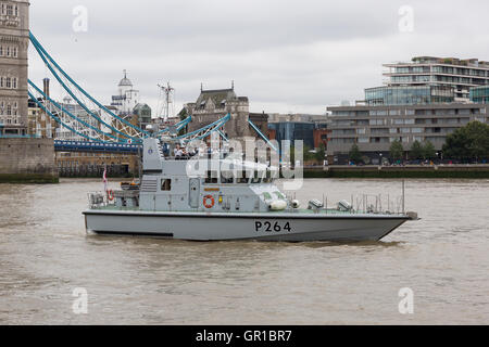 London, UK. 5. September 2016. Die Maritime Autonomie Oberfläche Testbed (MAST), eine unbemannte Oberfläche Schiff (USV) eine spezielle Art von Militär Drohnen ist wird auf der Themse in der Nähe von Tower Bridge im Rahmen der Vorbereitungen für die Royal Navy "Unbemannte Krieger" Testprogramm im Herbst dieses Jahres getestet. Die Drohne Boot, bekannt als Blade Runner wurde begleitet von HMS Archer. Bildnachweis: Vickie Flores/Alamy Live-Nachrichten Stockfoto