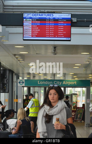 London City Airport, London, UK. 6. September 2016. Demonstranten aus schwarz lebt Materie Protest zu inszenieren und schließen London City Airport für eine Anzahl von Stunden bevor er entfernt und verhaftet. Bildnachweis: Matthew Chattle/Alamy Live-Nachrichten Stockfoto