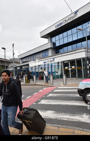 London City Airport, London, UK. 6. September 2016. Demonstranten aus schwarz lebt Materie Protest zu inszenieren und schließen London City Airport für eine Anzahl von Stunden bevor er entfernt und verhaftet. Bildnachweis: Matthew Chattle/Alamy Live-Nachrichten Stockfoto