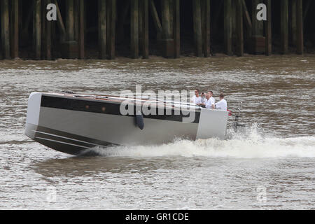 London, UK. 6. September 2016.   Im Bild die futureistic Start-Schiff. Super Yacht A - im Besitz von russischen Tycoon Andrey Melnichenko, festgemacht an der Themse in London neben WW1 Schlachtschiff HMS Belfast das 390 ft Schiff, ist einer der 25 größten Superyachten der Welt, entworfen von Philippe Starck Funktionen drei Swimmingpools, darunter eine mit einem Glasboden, luxuriösen Kabinen und ein unkonventionelles Design, beschrieben als ein Kopf Rumpf. Bildnachweis: Nigel Bowles/Alamy Live-Nachrichten Stockfoto