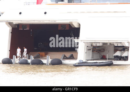 London, UK. 6. September 2016.   Super Yacht A - im Besitz von russischen Tycoon Andrey Melnichenko, festgemacht an der Themse in London neben WW1 Schlachtschiff HMS Belfast das 390 ft Schiff, ist einer der 25 größten Superyachten der Welt, entworfen von Philippe Starck Funktionen drei Swimmingpools, darunter eine mit einem Glasboden, luxuriösen Kabinen und ein unkonventionelles Design, beschrieben als ein Kopf Rumpf. Bildnachweis: Nigel Bowles/Alamy Live-Nachrichten Stockfoto