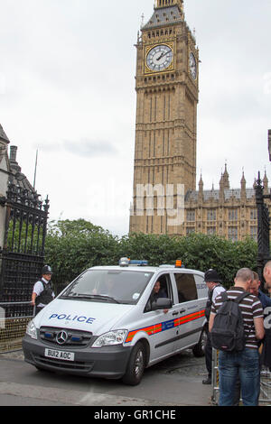 Westminster London, UK. 6. September 2016. Bewaffnete Polizisten und Sicherheit im Parlament © Amer Ghazzal/Alamy Live-Nachrichten Stockfoto