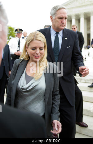 Fahren Sie Attorney General Pam Bondi (Republikanische von Florida), links, und Luther Strange (Republikanische of Alabama), rechts, die United States Supreme Court Gebäude in Washington, D.C. nach dem dritten und letzten Tag des mündlichen Argumente in Bezug auf die Verfassungsmäßigkeit der Schutz der Patienten und bezahlbare Pflege Act auf Mittwoch, 28. März 2012.  . Bildnachweis: Ron Sachs / CNP /MediaPunch Stockfoto