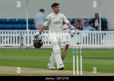 London, UK. 6. September 2016. Rory Burns Wimper für Surrey am ersten Tag der Specsavers County Championship Division One Spiel gegen Hampshire im Oval. David Rowe/Alamy Live News. Stockfoto