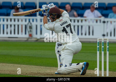 London, UK. 6. September 2016. Rory Burns trifft ein perfekt getimten vier Wimper für Surrey am ersten Tag der Specsavers County Championship Division One Spiel gegen Hampshire im Oval. David Rowe/Alamy Live News. Stockfoto