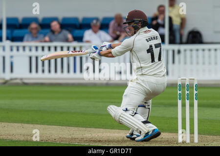 London, UK. 6. September 2016. Rory Burns Wimper für Surrey am ersten Tag der Specsavers County Championship Division One Spiel gegen Hampshire im Oval. David Rowe/Alamy Live News. Stockfoto