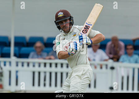 London, UK. 6. September 2016. Rory Burns Wimper für Surrey am ersten Tag der Specsavers County Championship Division One Spiel gegen Hampshire im Oval. David Rowe/Alamy Live News. Stockfoto