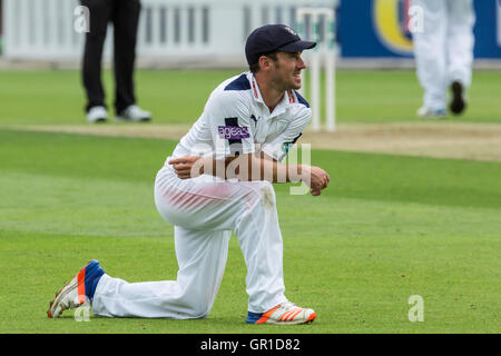 London, UK. 25. August 2016. Will Smith in das Feld für Hampshire am ersten Tag des Supersavers County Championship Division One match gegen Surrey im Oval. David Rowe/Alamy Live News. Stockfoto