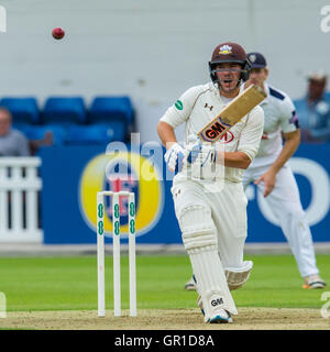 London, UK. 6. September 2016. Rory Burns Wimper für Surrey am ersten Tag der Specsavers County Championship Division One Spiel gegen Hampshire im Oval. David Rowe/Alamy Live News. Stockfoto