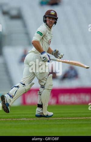 London, UK. 6. September 2016. Rory Burns Wimper für Surrey am ersten Tag der Specsavers County Championship Division One Spiel gegen Hampshire im Oval. David Rowe/Alamy Live News. Stockfoto