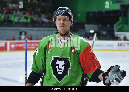 Mlada Boleslav, Tschechien. 06. Sep, 2016. Spieler des BK Mlada Boleslav Tomas Urban feiert Tannen Ziel während des Spiels BK Mlada Boleslav Vs (Junost) Junost Minsk Ice Hockey Champions League Spiel, Gruppe L in Mlada Boleslav, Tschechien, 6. September 2016. © Radek Petrasek/CTK Foto/Alamy Live-Nachrichten Stockfoto