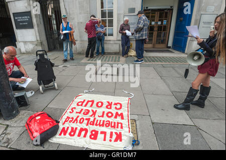 London, UK. 6. September 2016. Kilburn Arbeitslose Arbeiter Gruppe Protest gegen die vielen verschiedenen schneidet und Angriffe auf Kläger, insbesondere Menschen mit Behinderungen außerhalb der BMA-HQ in Tavistock Square. Sie protestierten gegen medizinische Beweise von GPs der Entlassung von Maximus Beisitzern Fitness für Arbeit, am meisten davon mangelt es an geeigneten medizinischen Wissen und fordere die BMA, die Regierung, zu konfrontieren und die BMA, Beratung von GPs zu stoppen, Patienten für Briefe von Patienten für Arbeit Fähigkeit Einschätzungen benötigt zu berechnen. Bildnachweis: Peter Marshall/Alamy Live-Nachrichten Stockfoto