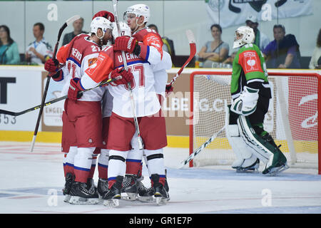 Mlada Boleslav, Tschechien. 06. Sep, 2016. Torwart von BK Mlada Boleslav Jan Lukas erhält erstes Tor während des Spiels BK Mlada Boleslav Vs (Junost) Junost Minsk Ice Hockey Champions League Spiel, Gruppe L in Mlada Boleslav, Tschechien, 6. September 2016. © Radek Petrasek/CTK Foto/Alamy Live-Nachrichten Stockfoto