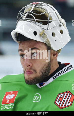 Mlada Boleslav, Tschechien. 06. Sep, 2016. Torwart von BK Mlada Boleslav Jan Lukas erhält ein zweites Ziel während des Spiels BK Mlada Boleslav Vs (Junost) Junost Minsk Ice Hockey Champions League Spiel, Gruppe L in Mlada Boleslav, Tschechien, 6. September 2016. © Radek Petrasek/CTK Foto/Alamy Live-Nachrichten Stockfoto