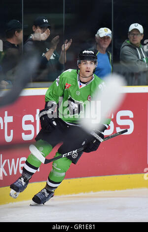 Mlada Boleslav, Tschechien. 06. Sep, 2016. Spieler von BK Mlada Boleslav Radan Lenc feiert drittes Tor während des Spiels BK Mlada Boleslav Vs (Junost) Junost Minsk Ice Hockey Champions League Spiel, Gruppe L in Mlada Boleslav, Tschechien, 6. September 2016. © Radek Petrasek/CTK Foto/Alamy Live-Nachrichten Stockfoto