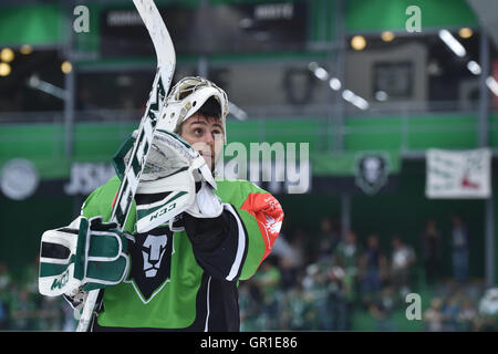 Mlada Boleslav, Tschechien. 06. Sep, 2016. Torwart des BK Mlada Boleslav Jan Lukas in Aktion während des Spiels BK Mlada Boleslav Vs (Junost) Junost Minsk Ice Hockey Champions League Spiel, Gruppe L in Mlada Boleslav, Tschechische Republik, 6. September 2016. © Radek Petrasek/CTK Foto/Alamy Live-Nachrichten Stockfoto