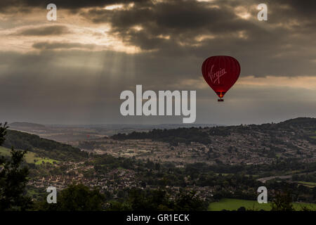 Bath, Großbritannien. 6. Sep, 2016. Ein warmer und feuchter Nachmittag mit wenig Wind und ein dramatischer Himmel den Weg für einen spektakulären Sonnenuntergang. Passagiere auf einer Ballonfahrt genießen Sie die Landschaft Szene unten, wie sie langsam über die historische Stadt Bath schweben. Wayne Farrell/Alamy News Stockfoto