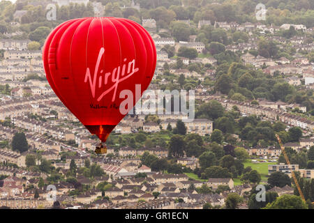 Bath, Großbritannien. 6. Sep, 2016. Ein warmer und feuchter Nachmittag mit wenig Wind und ein dramatischer Himmel den Weg für einen spektakulären Sonnenuntergang. Passagiere auf einer Ballonfahrt genießen Sie die Landschaft Szene unten, wie sie langsam über die historische Stadt Bath schweben. Wayne Farrell/Alamy News Stockfoto