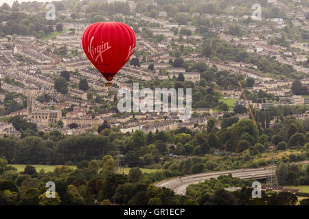 Bath, Großbritannien. 6. Sep, 2016. Ein warmer und feuchter Nachmittag mit wenig Wind und ein dramatischer Himmel den Weg für einen spektakulären Sonnenuntergang. Passagiere auf einer Ballonfahrt genießen Sie die Landschaft Szene unten, wie sie langsam über die historische Stadt Bath schweben. Wayne Farrell/Alamy News Stockfoto