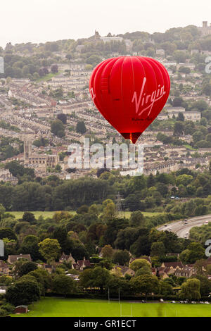 Bath, Großbritannien. 6. Sep, 2016. Ein warmer und feuchter Nachmittag mit wenig Wind und ein dramatischer Himmel den Weg für einen spektakulären Sonnenuntergang. Passagiere auf einer Ballonfahrt genießen Sie die Landschaft Szene unten, wie sie langsam über die historische Stadt Bath schweben. Wayne Farrell/Alamy News Stockfoto