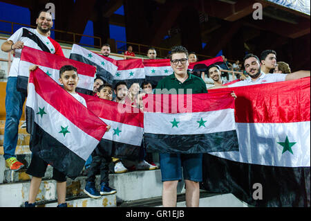 Seremban, Malaysia. 6. September 2016. Syrische Unterstützer ein Fahnen Tuanku Abdul Rahman Stadium, Seremban, Malaysia am 6. September 2016 halten. Bildnachweis: Chris JUNG/Alamy Live-Nachrichten Stockfoto