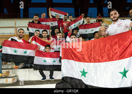 Seremban, Malaysia. 6. September 2016. Syrische Unterstützer ein Fahnen Tuanku Abdul Rahman Stadium, Seremban, Malaysia am 6. September 2016 halten. Bildnachweis: Chris JUNG/Alamy Live-Nachrichten Stockfoto