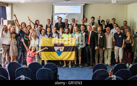 29. August 2016 - Novi Sad, Serbien - Fernbusse Mitglieder, Teilnehmer und Fans auf der Konferenz für die Fernbusse zählt in Novi Sad am 27. August. Die freie Republik Fernbusse ist eine selbsternannte Micronation Inanspruchnahme eines Grundstücks umstrittenen am westlichen Ufer der Donau, zwischen Kroatien und Serbien. (Kredit-Bild: © David Tesinsky über ZUMA Draht) Stockfoto