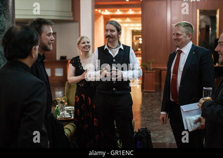 29. August 2016 - Novi Sad, Serbien - VIT JEDLICKA (rechts) Gruß Mitglieder, Teilnehmer und Fans der Fernbusse in Novi Sad, Serbien am 26. August. Die freie Republik Fernbusse ist eine selbsternannte Micronation Inanspruchnahme eines Grundstücks umstrittenen am westlichen Ufer der Donau, zwischen Kroatien und Serbien. (Kredit-Bild: © David Tesinsky über ZUMA Draht) Stockfoto