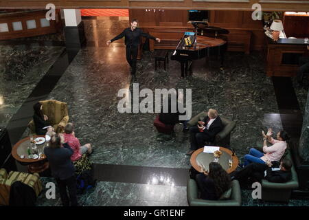 29. August 2016 - Novi Sad, Serbien - Piano live-Musik während der Fernbusse-Veranstaltung am 26. August in Novi Sad, Serbien. Die freie Republik Fernbusse ist eine selbsternannte Micronation Inanspruchnahme eines Grundstücks umstrittenen am westlichen Ufer der Donau, zwischen Kroatien und Serbien. (Kredit-Bild: © David Tesinsky über ZUMA Draht) Stockfoto