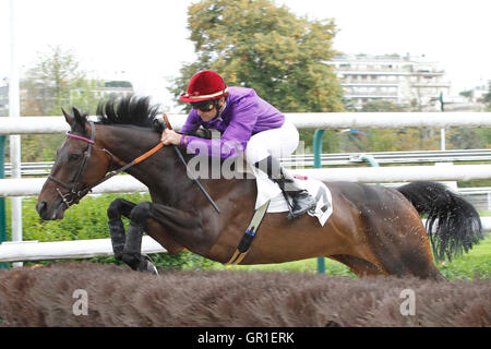 Auteuil, Route des Lacs in Paris, Frankreich. 6. September 2016. Rennen 4, Melanos aufgeführten Hürde. Bulkov von Steven Colas Credit geritten: Action Plus Sport Bilder/Alamy Live News Stockfoto