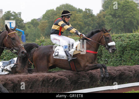 Auteuil, Route des Lacs in Paris, Frankreich. 6. September 2016. Rennen 1, Prix Finot zeigt Protektrice geritten von Julien Desmonts Credit: Action Plus Sport Bilder/Alamy Live News Stockfoto